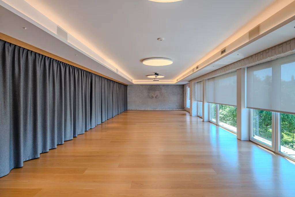 Just Flow Jóga Terem függönnyel